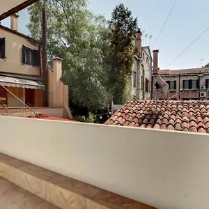 Traditional With Terrace Venise
